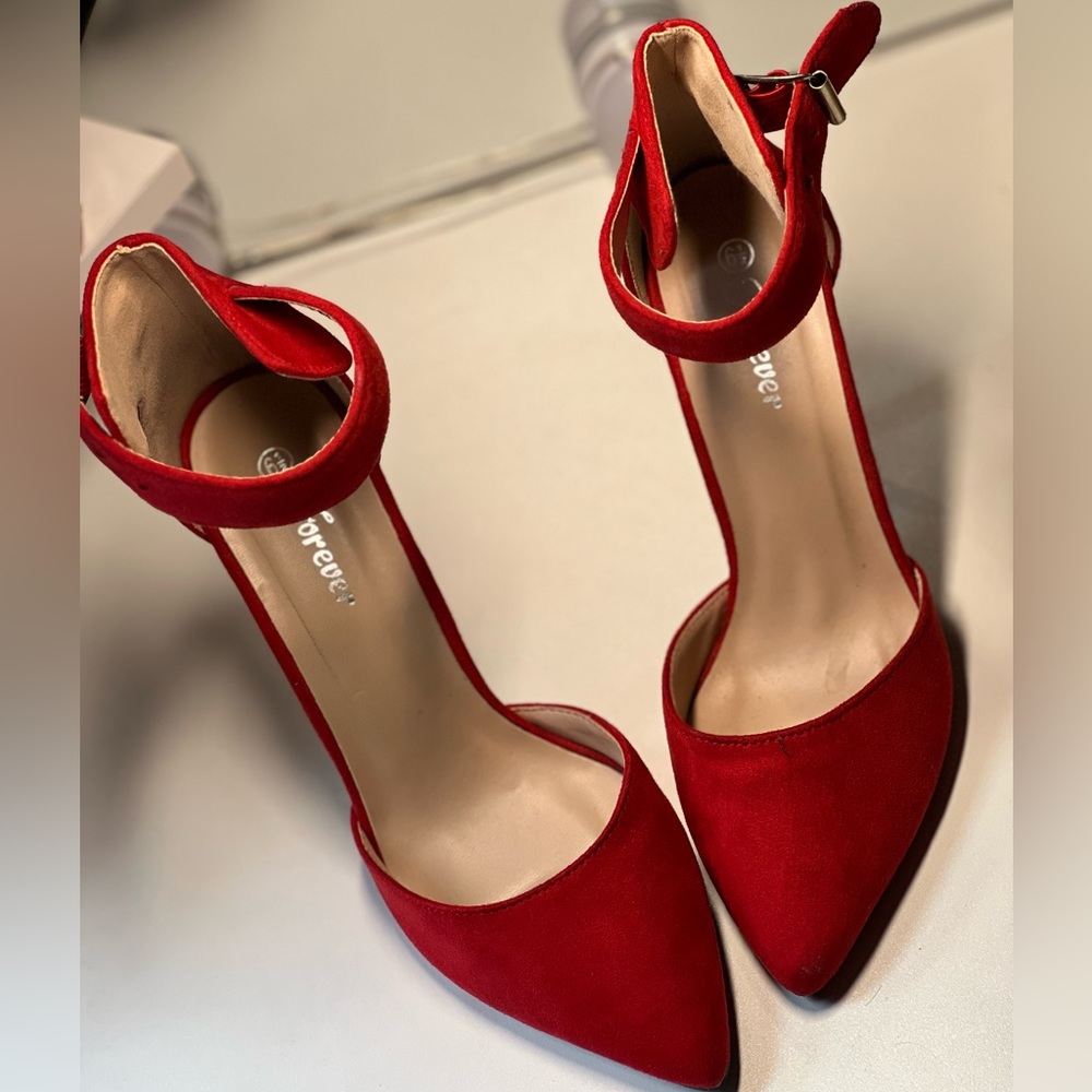 Point toe stiletto heeled